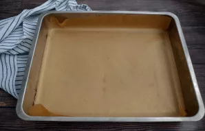 Paruoškite kepimo skardą, išklokite ją kepimo popieriumi, kad pasta nepriliptų prie dugno.