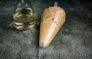 Tada tešlą įdėkite į konditerinį maišelį — tai labai patogu. Taip pat galite naudoti ledų šaukštą, kad porcijomis imtumėte tešlą. Pasirin...