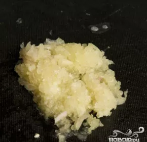 Susmulkinkite česnaką.