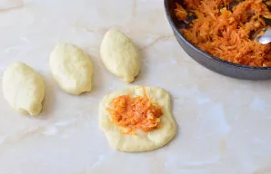 Iš tešlos formuokite mažus blynelius, dėkite įdarą ir suformuokite pyragėlius.