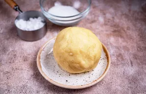 Užminkykite minkštą tešlą, kuri nelimpa prie rankų. Suformuokite rutulį, apvyniokite maistine plėvele ir padėkite į šaldiklį 15 minučių.