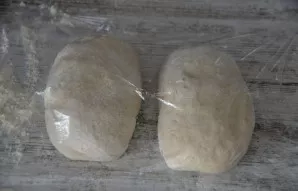 Padalykite tešlą į 2 dalis, suformuokite paruošiamas formas, uždenkite plėvele ir palikite 15 minučių.