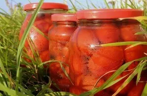 Saldūs konservuoti pomidorai puikiai tinka kaip užkandis ir garnyrui, daržovių bei mėsos patiekalams. Skanaus!