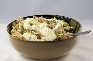 Sumaišykite visus ingredientus, pagardinkite majonezu, įberkite pipirų ir druskos, jei norite, dar kartą gerai išmaišykite.