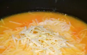 Po tyrės sudėkite tarkuotą sūrį ir palaukite kelias minutes, kol jis ištirps.