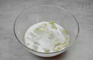 Grietinėlę pašildykite mikrobangų krosnelėje vieną minutę ir supilkite į žuvies faršą.