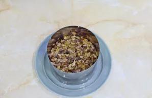 Toliau dėkite apkeptų pievagrybių sluoksnį.