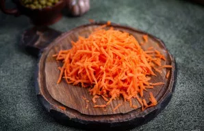 Nulupkite morką ir sutarkuokite stambia tarka.