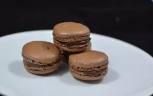 Tada kiekvieno blynelio plokščią pusę patepame Nutella šokoladiniu kremu, suklijuojame ir mūsų šokoladiniai macarons yra paruošti!