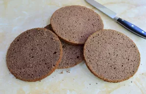 Iškeptą biskvitą atvėsinkite. Tada suvyniokite į plėvelę ir palikite per naktį šaldytuve. Prieš torto surinkimą biskvitą perpjaukite į 2-...