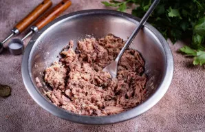 Kol verda bulvės, žuvies konservus sudėkite į dubenį kartu su skysčiu ir šakute sutrinkite.