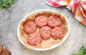 Į kepimo formą įpilkite šiek tiek vandens, išklokite kepimo popieriumi ir patepkite augaliniu aliejumi. Faršą padalykite į lygias dalis, ...