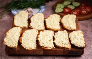 Ant visų paskrudintų duonos riekelių užtepkite kiaušinių masę su česnaku sluoksniu.