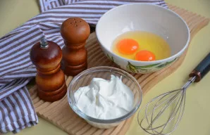 Užpilui sumaišykite 2 kiaušinius, grietinę, pagal skonį įberkite druskos ir juodųjų maltų pipirų.