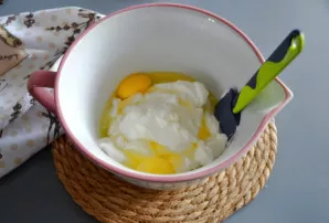 Įmuškite 2 kiaušinius.