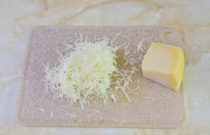 Kietąjį sūrį sutarkuokite smulkia tarka.