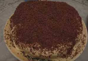 Viršų galite pabarstyti kakavos milteliais arba tarkuotu šokoladu.