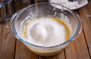 Dabar įberkite druskos ir dalimis sijokite miltus. Iš pradžių miltus įmaišykite šaukštu, o tada pradėkite minkyti tešlą rankomis. Galutin...