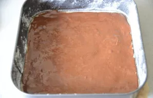 Tešlą tolygiai paskleiskite kepimo formoje, kepkite 180 laipsnių temperatūroje 20–30 minučių, patikrinkite pasirengimą mediniu iešmeliu.