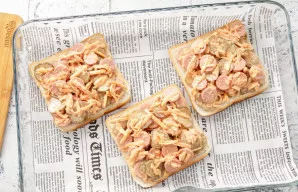 Perkelkite sumuštinius ant kepimo popieriumi išklotos skardos.