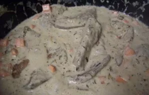Ir troškinkite ant silpnos ugnies 8–10 minučių.