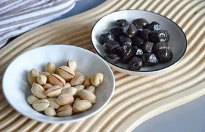 Kaip žinome, garsiojo saldainio „Rafaello“ viduje slypi skanios migdolo šerdelės, todėl tokią staigmeną galima pridėti ir į užkandinius „...