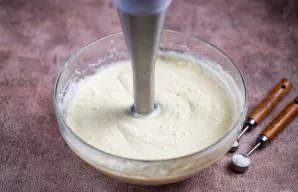 Rankiniu trintuvu sutrinkite ingredientus iki vientisos masės.