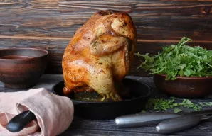 Išimkite iškepusią vištą, perkelkite ją į patiekimo lėkštę. Patiekite su garnyru, daržovėmis ir atskirai - su padažu.