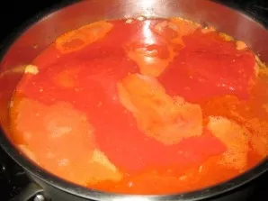 Apkeptus vištienos gabalėlius sudėkite tarp grybų ir daržovių, užpilkite pomidorų pasta, praskiesta 1 litru vandens. Įberkite druskos ir ...