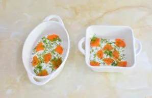 Šaltieną galite pilti į bet kokius indus. Ant dugno dėkite virtos morkos griežinėlių. Galima pabarstyti šiek tiek žalumynų.