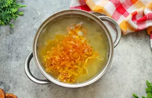 Kai daržovės bus paruoštos, sudėkite apkepą į puodą ir išmaišykite.