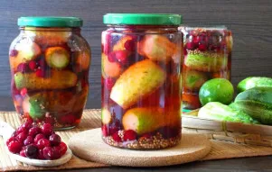 Iš nurodyto ingredientų kiekio išėjo trys 700 mililitrų stiklainiai. Sėkmės ruošiantis!