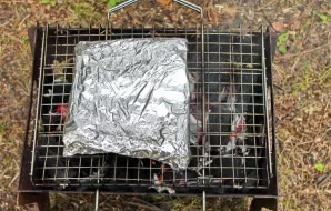 Padėkite folija apvyniotus šonkauliukus ant grotelių. Kepkite juos  50 minučių, apversdami kas 10 minučių.