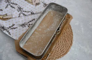 Įkaitinkite orkaitę „viršus-apačia“ režimu iki 180 °C. Paruoškite kepimo formą: patepkite sviestu ir pabarstykite šiek tiek miltų, pertek...