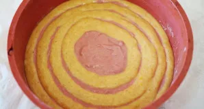 Į paruoštą formą dėkite po 2–3 valgomus šaukštus kiekvieno tipo tešlos, pakaitomis.