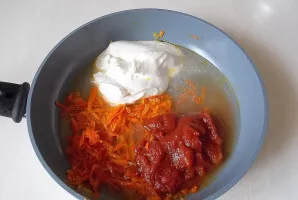 Sumaišykite grietinę, pomidorų pastą, likusius keptus ingredientus ir išmaišykite.