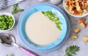 Baltoji sriuba paruošta. Patiekite ją iš karto su baltais skrebučiais ir žalumynais. Skanaus!