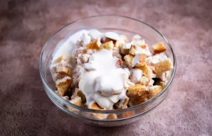 Salotas užpilkite natūraliu jogurtu.