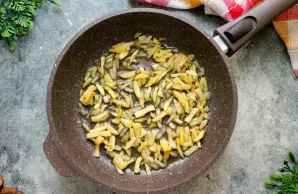 Kepkite ant vidutinės ugnies 7-8 minutes, kol obuoliai suminkštės ir karamelizuosis. Nukelkite nuo ugnies ir atvėsinkite.