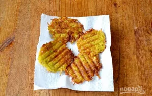 Iškepusius blynus dėkite ant popierinio rankšluosčio, kad susigertų riebalų perteklius.