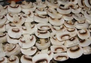 Išdėliokite grybus.
