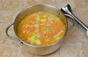 Sriubą šiek tiek sutrinkite rankiniu trintuvu, kad dalis daržovių virstų tyre ir suteiktų sriubai aksominę tekstūrą.