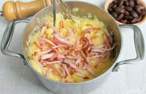 Tada įdedame rūkytą krūtinėlę, kurią iš anksto apkepėme.