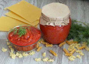 Iš nurodyto ingredientų kiekio gavome 2 stiklainius po 0,55 ml. Mėgaukitės gardžiais patiekalais!