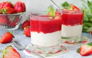 Dietinis braškių desertas paruoštas. Skanaus!