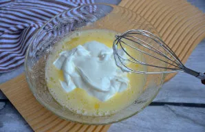 Į mišinį sudėkite grietinę ir išmaišykite.