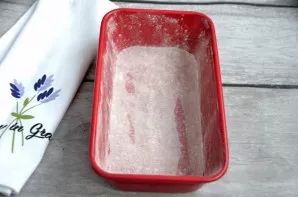 Paruoškite kepimo formą: dugną išklokite kepimo popieriumi, šonus patepkite sviestu, lengvai pabarstykite miltais ir perteklinius miltus ...