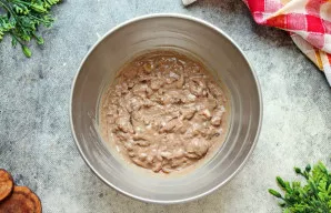 Viską gerai išmaišykite. Masė bus gana skysta, tačiau kepant ji sutirštės dėl pridėto kiaušinio.