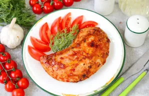 Iškepusį kalakutą išimkite, apšlakstykite padažu, uždenkite folija, palaikykite 10 minučių ir patiekite.