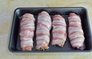 Kepimo skardą patepkite augaliniu aliejumi ir sudėkite paruoštus vyniotinius.